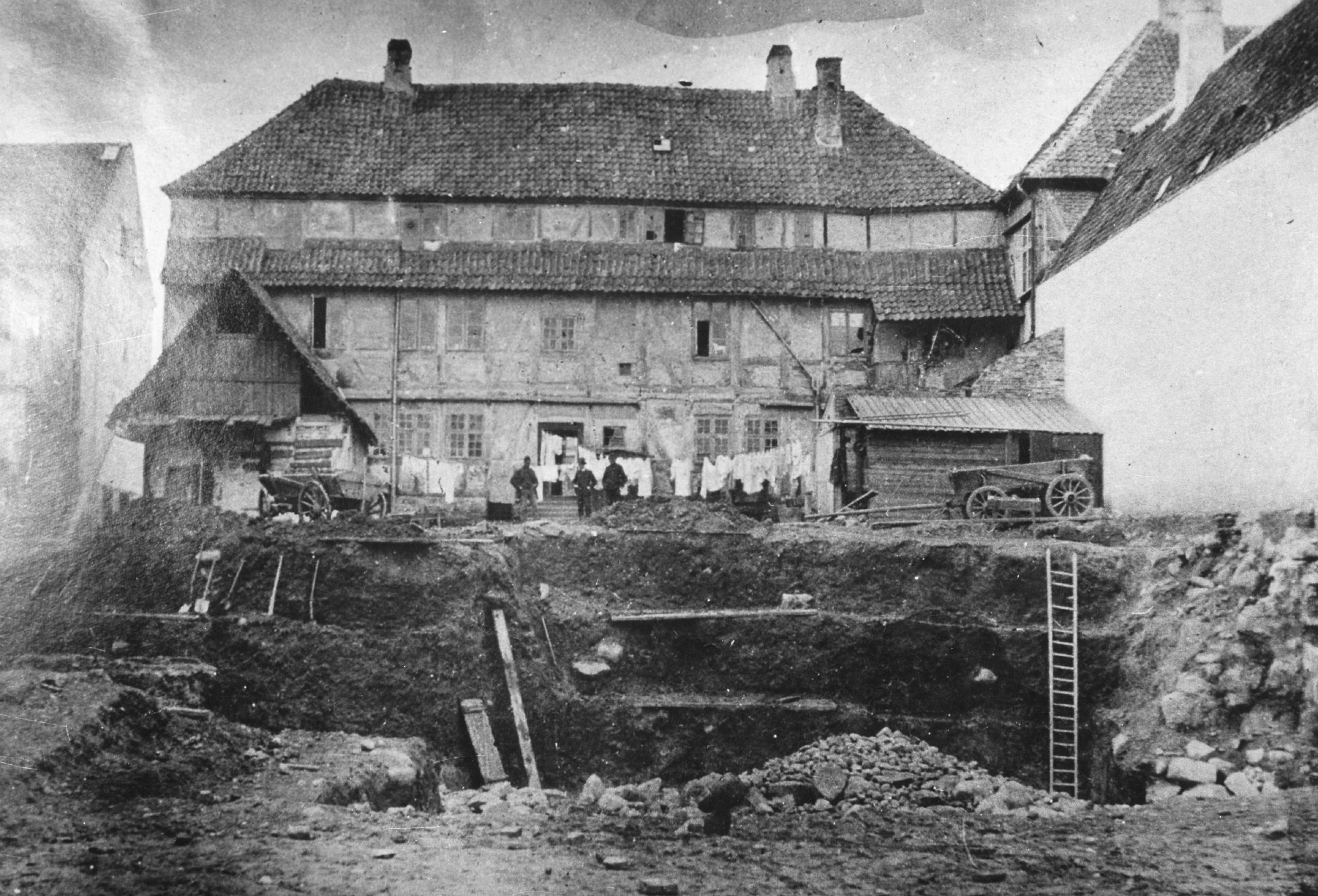 Arkæologisk udgravning ved Industriforeningens bagside (Albani Torv). Efter gammelt fotografi i Nationalmuseet (1915). Billedet illustrerer den massive kulturlagsdannelse, der har været – og nogle steder stadig er – i det centrale Odense.