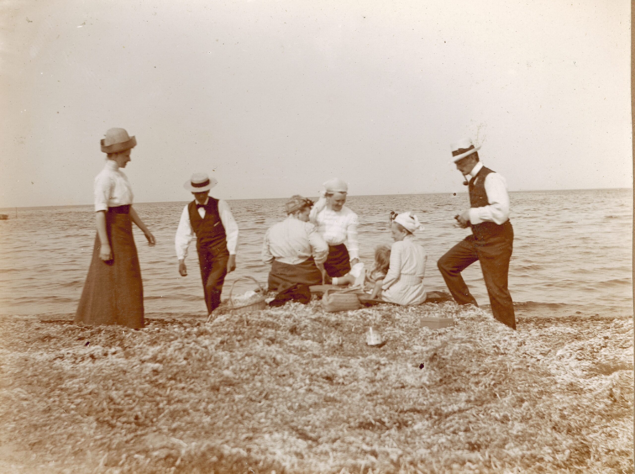 Købmand Kingo Petersen fra Odense med familien på udflugt stranden ved Hasmark i 1912. Fra familien Kingo Petersens fotoalbum // Odense Bys Museer